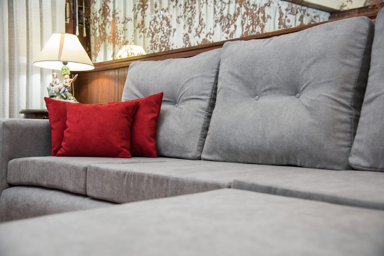Chaise longue en terciopelo verde capitoné